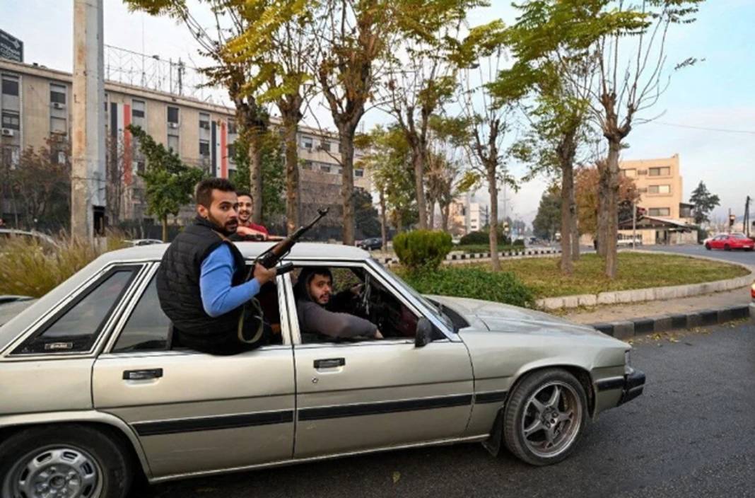 Esad rejimi bitti Suriye’de yeni dönem başladı: Şam’da halk sokaklara akın etti 9